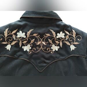 GIFTABLE Scully Women's Embroidered Pearl Snap Shirt